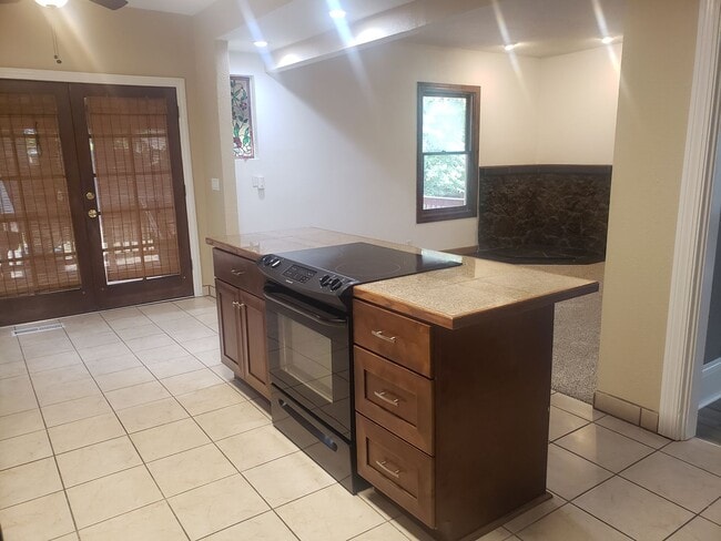 Building Photo - Large Unique House in Milwaukie with Big F...