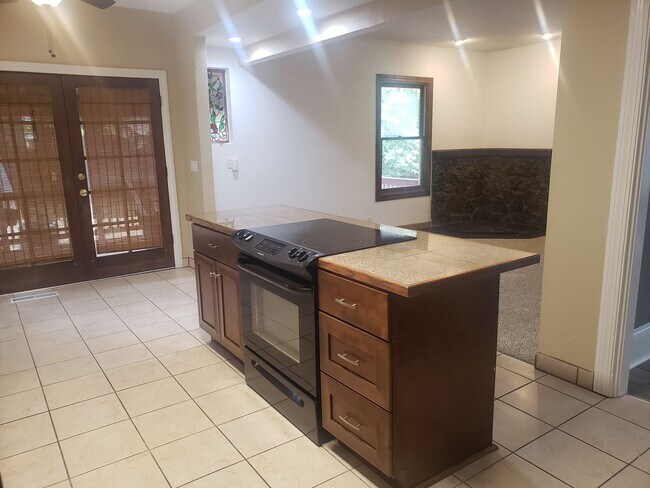 Building Photo - Large Unique House in Milwaukie with Big Fenced Yard