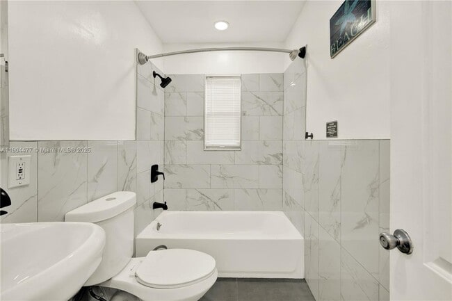 Building Photo - 1236 NE 109th St