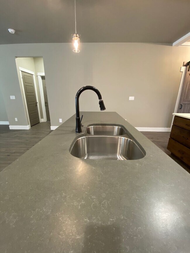 Building Photo - Lovely Single Level 3 Bed 2 Bath Home in M...