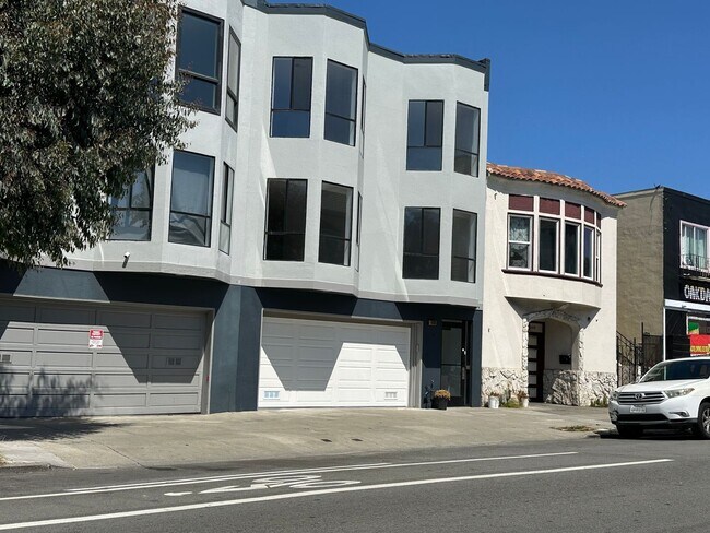 Building Photo - 1630 Oakdale Ave