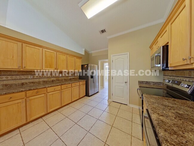 Building Photo - Beautiful Home with New Appliances in Quie...