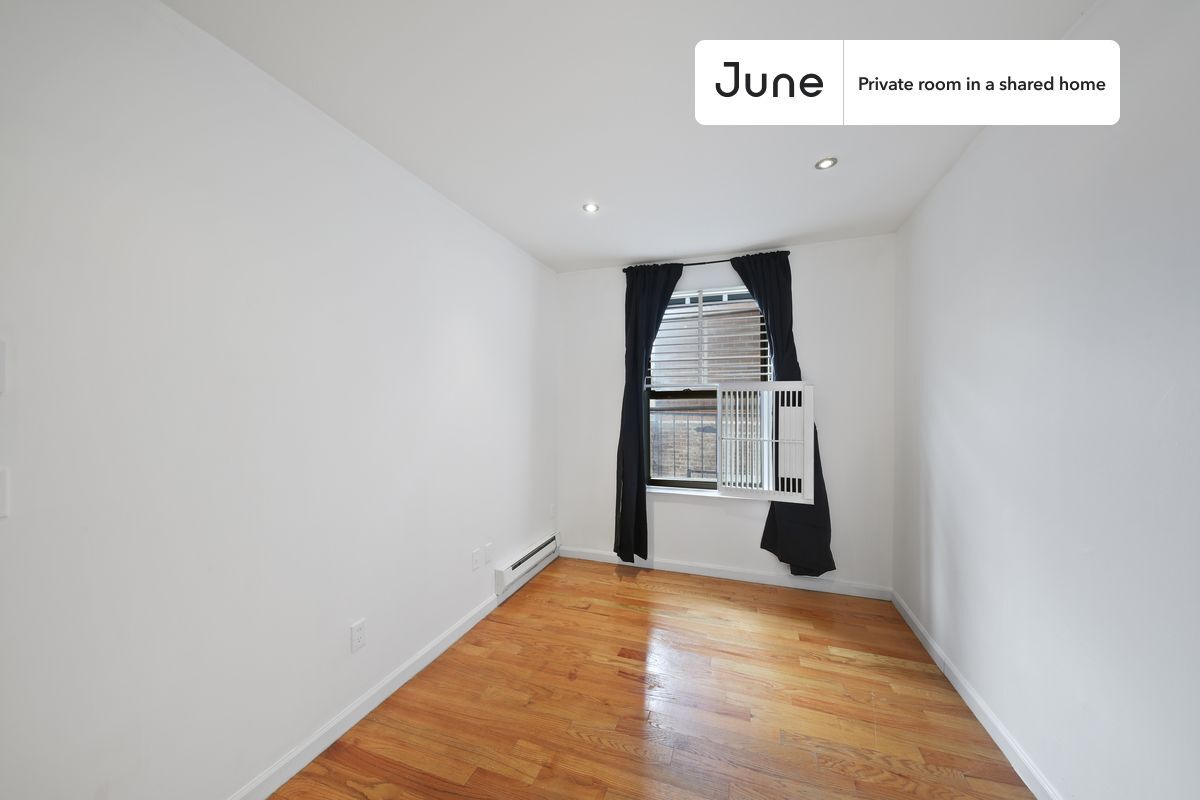 Building Photo - Private bedroom in 3 bed/1 bath Home