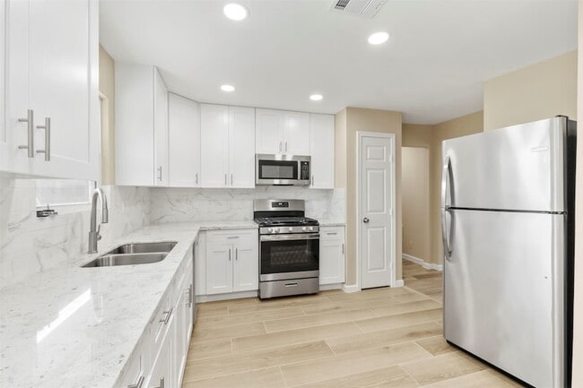 Building Photo - 10615 Clematis Ln