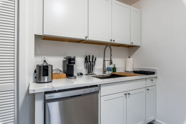 Building Photo - 1816 S G St