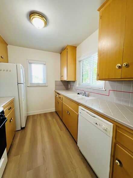 bright clean kitchen - 4550 Vista del Monte Ave