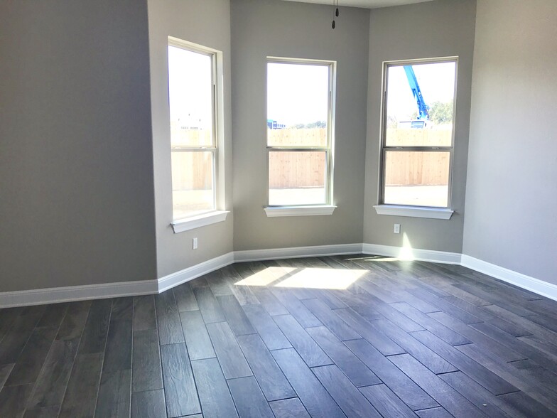 Master bedroom with bay windows - 3750 E Palm Valley Blvd