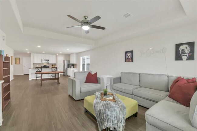Building Photo - 16659 Olivewood Ln