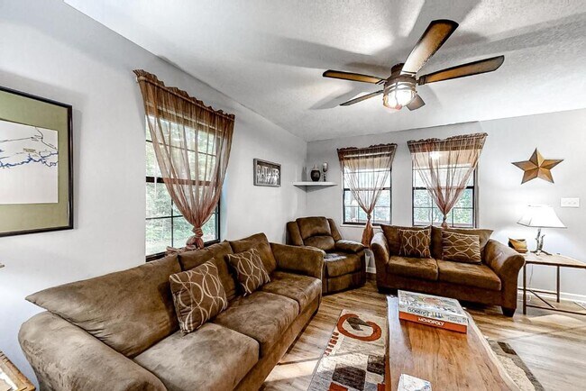 Building Photo - 247 Lakeview Ln