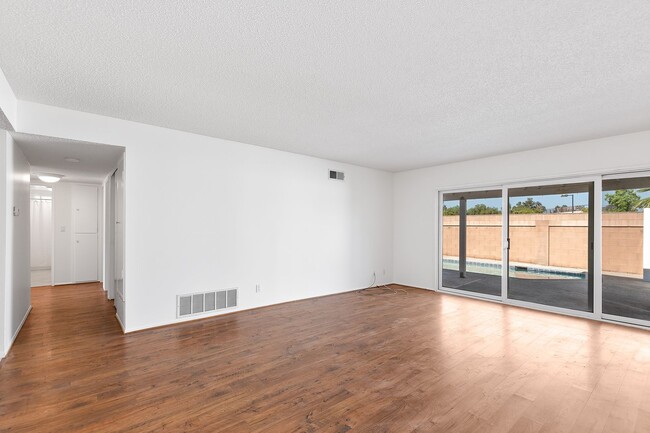 Building Photo - Stunning 4-Bedroom Simi Valley Home with P...