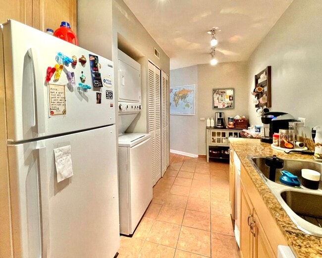 Building Photo - Spacious 2 bd/1 bath Condo in Lincoln Park!
