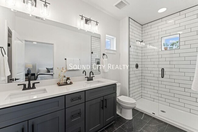 Building Photo - 700 N Dupont Ave