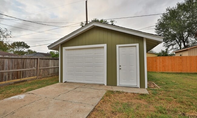 Building Photo - 5511 Starling St