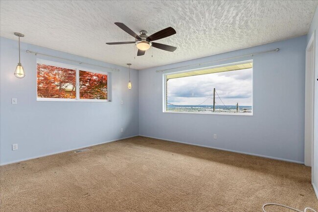 Building Photo - Perfect Family Home! 5 Beds, 3 Baths in Pl...