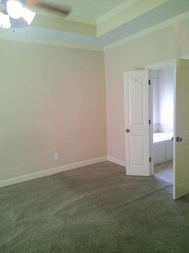 Building Photo - 141 Creekside Dr