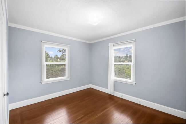 Building Photo - 733 Grosvenor Pl