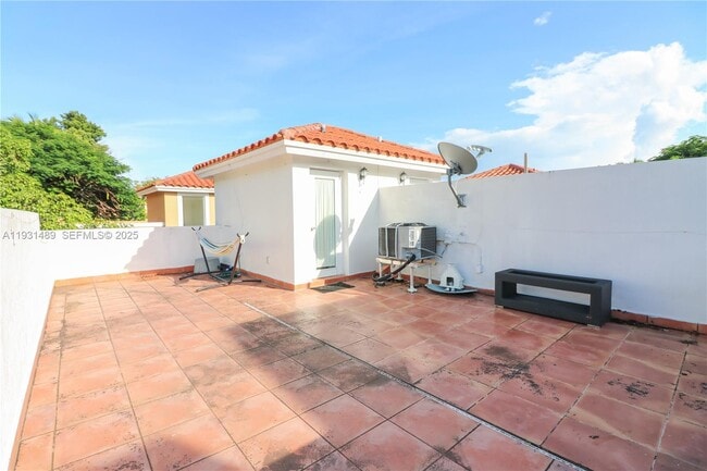 Building Photo - 2947 Coconut Ave