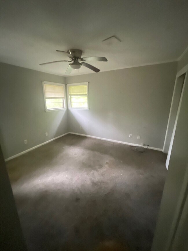 Building Photo - 2718 E Benwood Dr