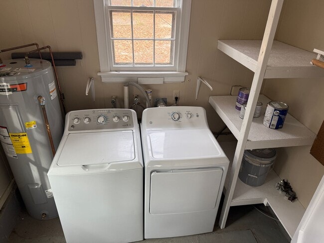 Building Photo - Great Opportunity in Lakeside area