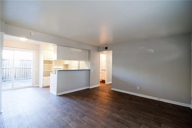 Building Photo - 2506 Manor Cir