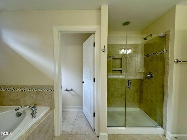 Building Photo - 4008 Vallonia Dr