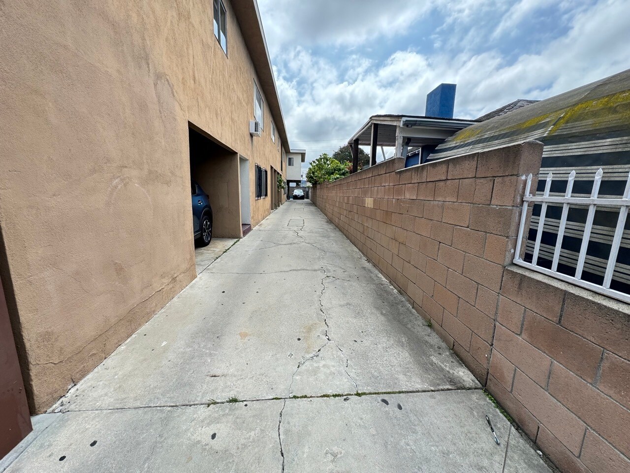 Building Photo - 2614 S Garth Ave