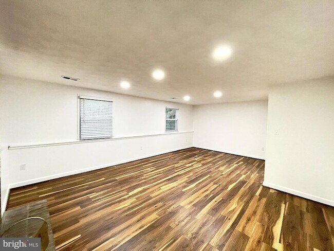 Building Photo - 1402 Mullins St