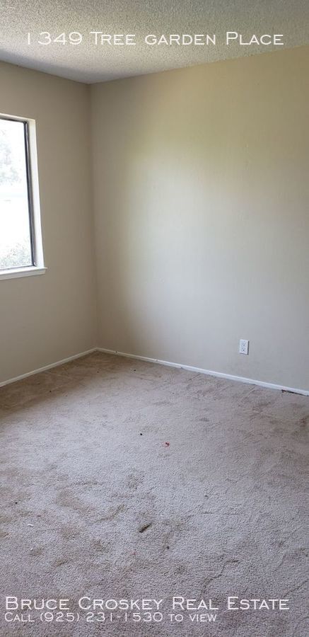 Building Photo - Move in ready! Pets ok