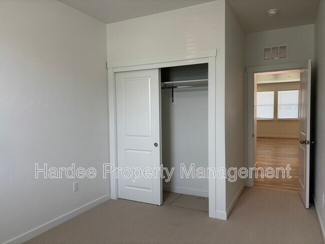 Building Photo - 1411 W Dovefield St