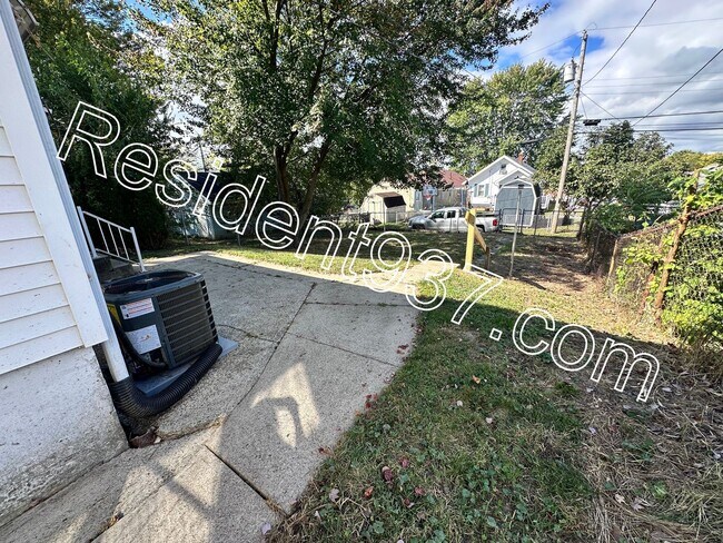 Building Photo - Updated 2 Bed 1 Bath home