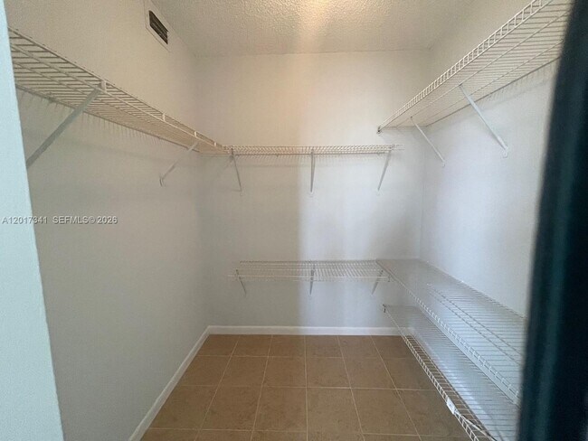 Building Photo - 117 Lake Emerald Dr