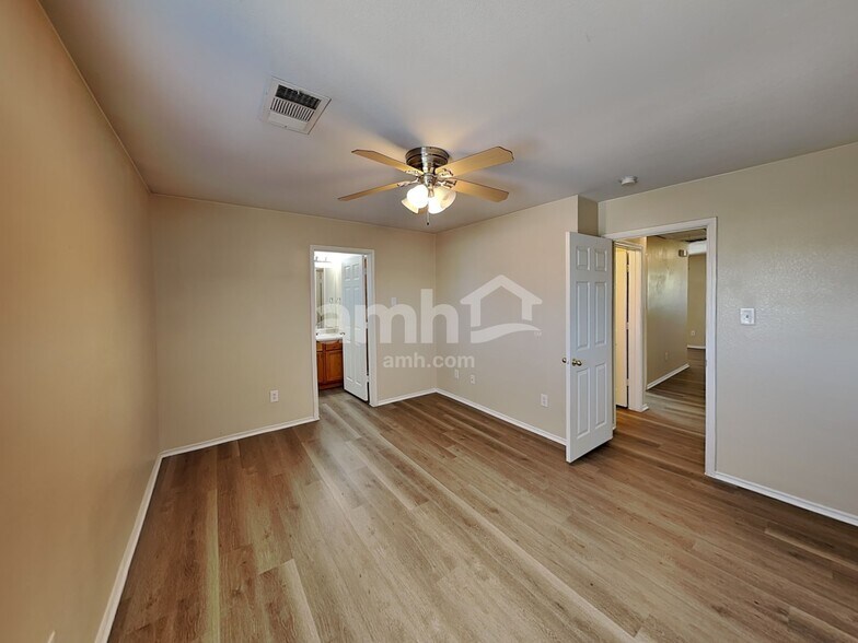 Building Photo - 2844 Deerfern Ln