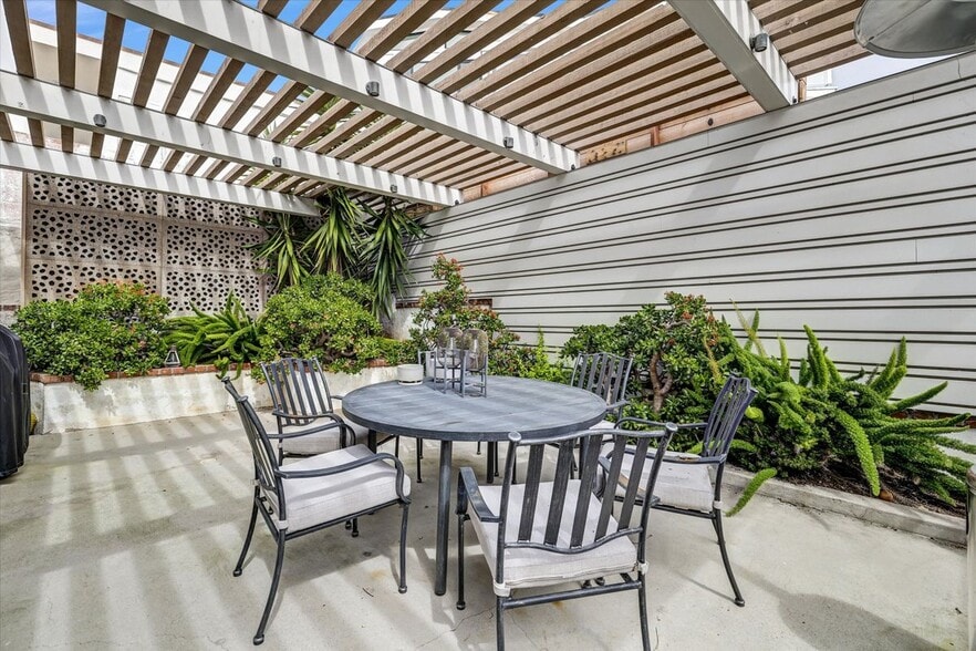 Building Photo - 2740 Highland Way