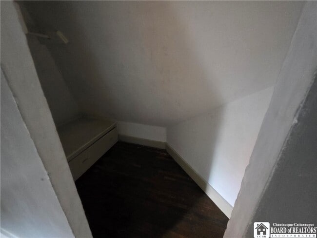 Building Photo - 329 Crossman St
