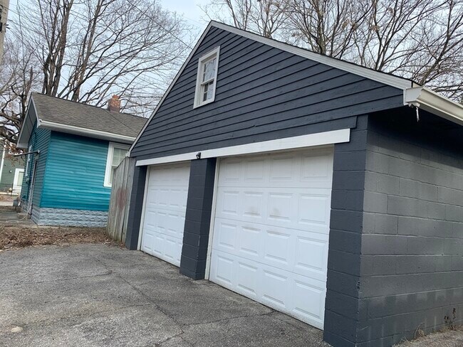 Building Photo - PENDING-Charming & Updated Bungalow in SoBro!