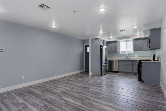 Building Photo - Beautiful 4 Bed / 3 Bath apartment with PARKING & IN-UNIT LAUNDRY!