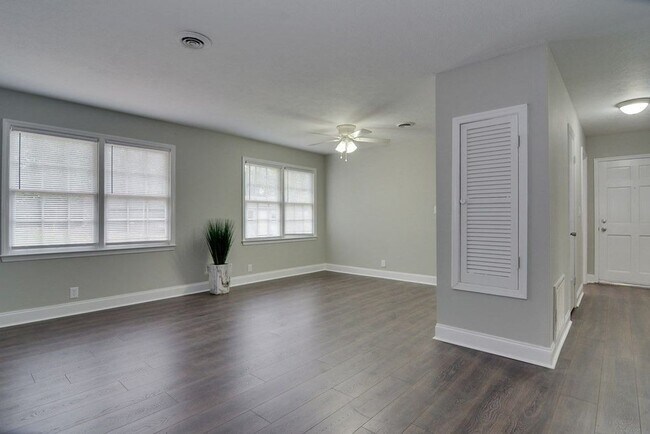 Building Photo - Updated 3 Bedroom 2 Bath off Furies Ferry!