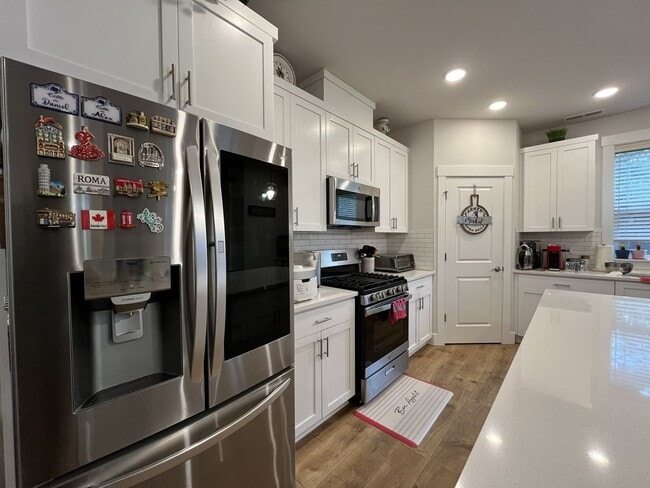 Building Photo - Open Concept 4BR Home with Island Seating, Loft & Spacious Living Room