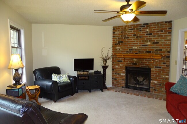 Building Photo - 124 Village Ln