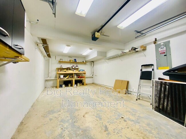 Building Photo - 475 Stoneglen St
