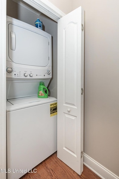 Building Photo - 611 Peach St