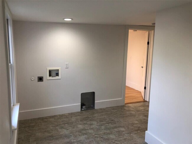 Building Photo - 2004 Rosewood Ave