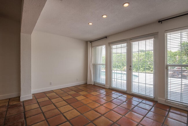 Building Photo - 1300 Walnut Terrace