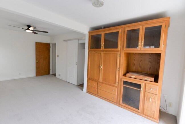 Building Photo - Single Family Home-Prime Location! Washer/...