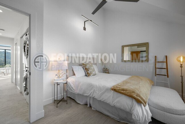 Building Photo - Modern View Condo Steps from Trails & Gold...