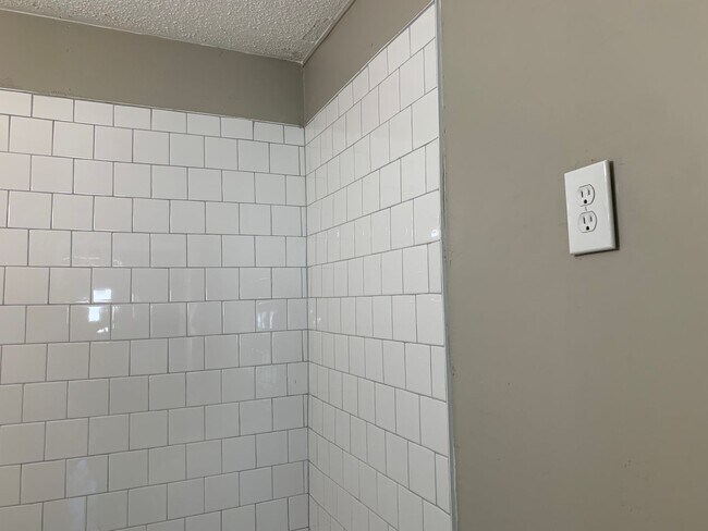 Building Photo - JUST REMODELED 4 BEDROOM HOME