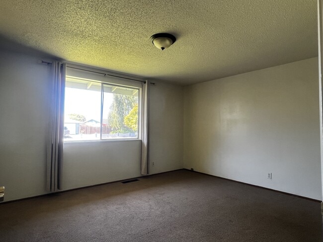 Building Photo - 3211 Alice Ave