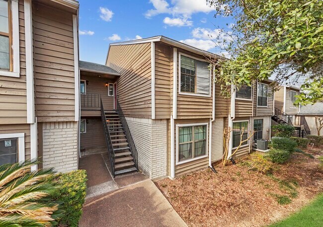 Building Photo - 4444 Victory Dr