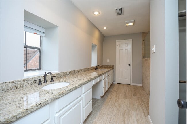 Building Photo - 5370 Brownway St