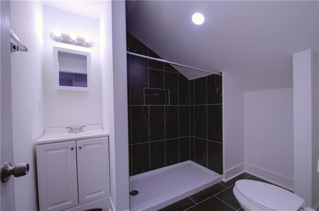 Building Photo - 1327 Reddour St